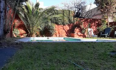 Hermosa Casa con cochera, Jardin, Pileta