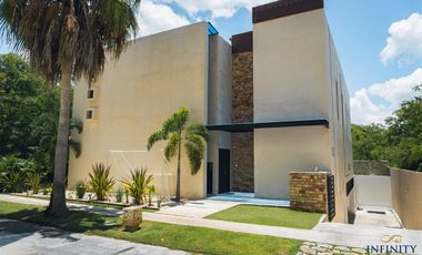 Residencia en venta 5 recámaras en Yucatán Country Club-OPORTUNIDAD-Yucatán Country Club