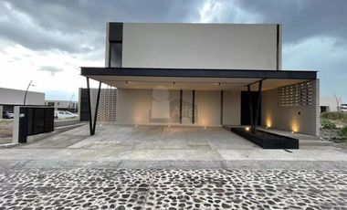 Casa Nueva en venta en Lomas del Campanario Norte Querétaro con 4 recámaras y privada con alberca