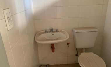 Local en el centro de F. Varela frente a escuela privada, zona muy comercial