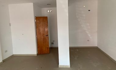 Local en el centro de F. Varela frente a escuela privada, zona muy comercial