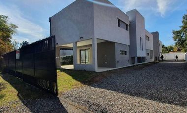 Casa en venta - 3 Dormitorios 3 Baños - 252Mts2 - Villa Quisquizate, Córdoba