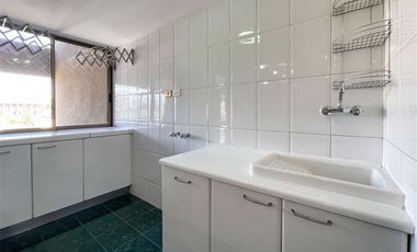 Departamento en venta de 5 dorm. en Las Condes