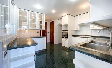 Departamento en venta de 5 dorm. en Las Condes