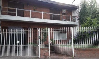 PERMUTA - CHALET DE 4 AMBIENTES EN VENTA - MORON NORTE
