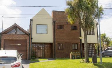 DUPLEX DE 4 AMBIENTES CON GARAGE DOBLE. Duplex en Venta.