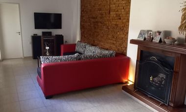 Casa cuatro ambientes con pileta reciclada a nuevo - Concordia 1000 Haedo