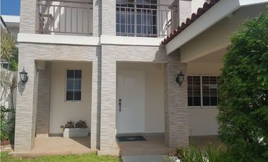Sea Confiable vende casa en La Reserva de Versalles modelo Toledo