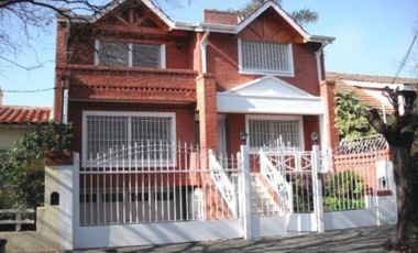 Acassuso vías a Av. Libertador chalet  de excelentes terminaciones como a estrenar