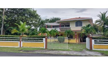 Se Vende amplia residencia a 50 metros de distancia de Playa Coronado