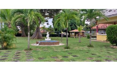 Se Vende amplia residencia a 50 metros de distancia de Playa Coronado