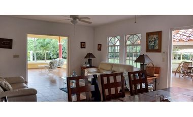 Se Vende amplia residencia a 50 metros de distancia de Playa Coronado