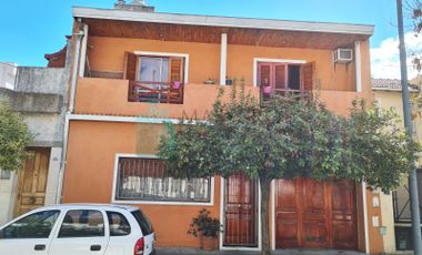 Casa en dos plantas sobre lote de 8.66x18 con patio, Liniers.