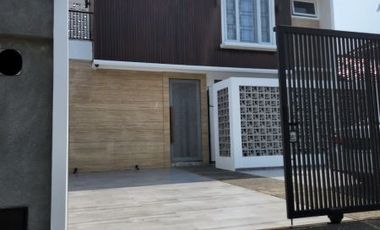 DIJUAL RUMAH MODERN BRAND NEW di Jl BENDA / KEBAYORAN BARU, JAKSEL