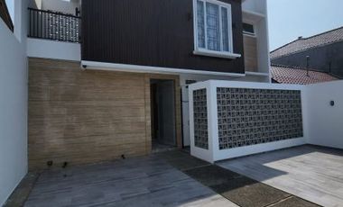 DIJUAL RUMAH MODERN BRAND NEW di Jl BENDA / KEBAYORAN BARU, JAKSEL