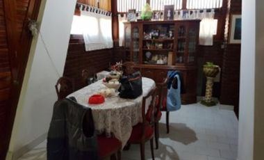 CHALET EN DOS PLANTAS DE 4 AMBIENTES. BARRIO GUEMES.
