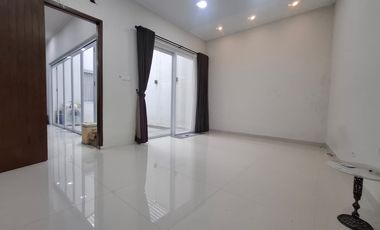 Rumah Baru Direnovasi di Jalan Besar di Condet Disewa/ Dijual Cepat