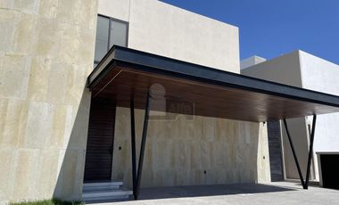 Casa nueva en venta en Lomas del Campanario Norte, 4 recámaras, una en Planta Baja