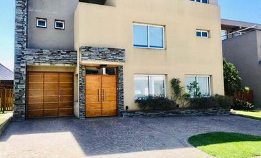 Casa en venta en Quilmes Este