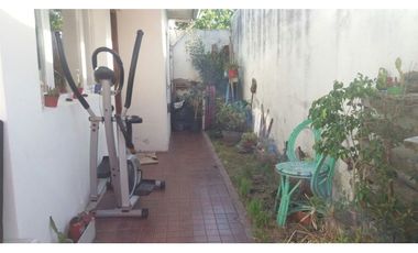 Dos unidades en block de 3 ambientes c/u por pasillo al fondo. Zona San Carlos. Apto crédito.