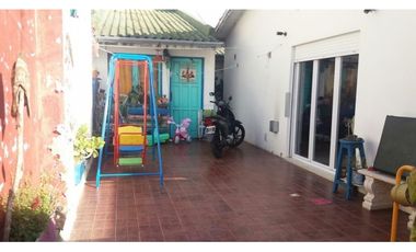 Dos unidades en block de 3 ambientes c/u por pasillo al fondo. Zona San Carlos. Apto crédito.