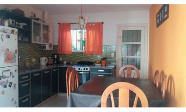 Dos unidades en block de 3 ambientes c/u por pasillo al fondo. Zona San Carlos. Apto crédito.