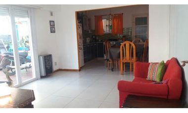 Dos unidades en block de 3 ambientes c/u por pasillo al fondo. Zona San Carlos. Apto crédito.