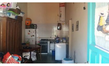 Dos unidades en block de 3 ambientes c/u por pasillo al fondo. Zona San Carlos. Apto crédito.