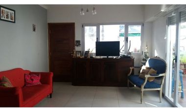 Dos unidades en block de 3 ambientes c/u por pasillo al fondo. Zona San Carlos. Apto crédito.