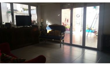 Dos unidades en block de 3 ambientes c/u por pasillo al fondo. Zona San Carlos. Apto crédito.