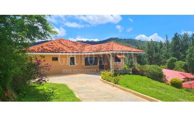 OPORTUNIDAD! Se Vende Amplia Casa en Altos del Maria