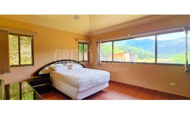 OPORTUNIDAD! Se Vende Amplia Casa en Altos del Maria