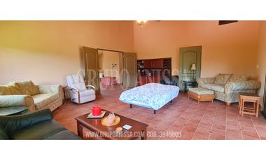 OPORTUNIDAD! Se Vende Amplia Casa en Altos del Maria