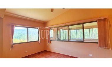 OPORTUNIDAD! Se Vende Amplia Casa en Altos del Maria