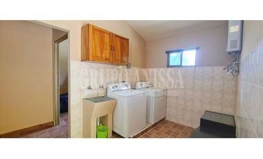 OPORTUNIDAD! Se Vende Amplia Casa en Altos del Maria