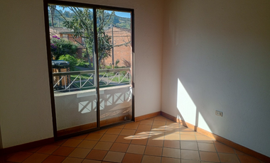 casa en arriendo en la aldea. Cod A400501
