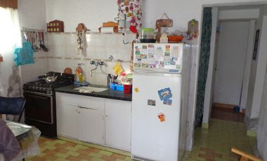 Casa en Venta 70 m2 cub. Todos los Servicios! Lote de 10 x 33.