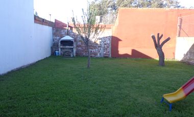 Casa en Venta 70 m2 cub. Todos los Servicios! Lote de 10 x 33.