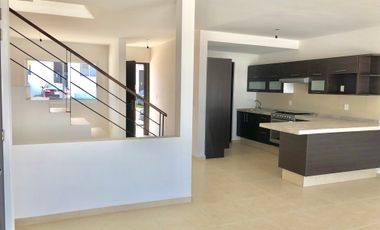 PRECIOSA CASA DE 3 NIVELES TIENE TODO!  JARDIN 70M2 GRAN SALÓN DE JUEGOS 3 REC