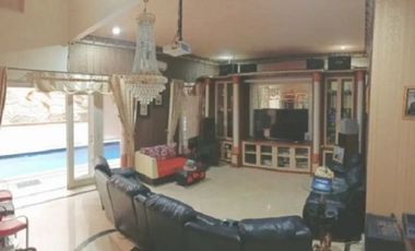 Rumah Mewah di Gayung sari Ada Kolam Renang Full Furnish