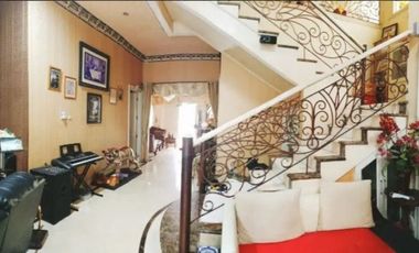 Rumah Mewah di Gayung sari Ada Kolam Renang Full Furnish