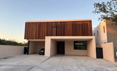 Venta Residencia amplia en Privada NorteMérida 4 hab, 5 baños en Mérida, Yucatán