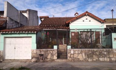 Casa en venta - 3 Dormitorios 1 Baño - Cochera - 316Mts2 - Villa León Suarez, Buenos Aires
