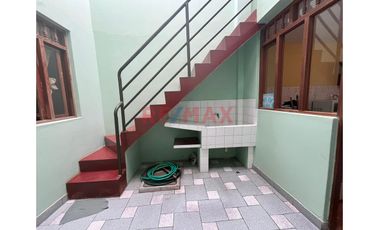 Venta De Casa 2 Pisos Urb. Manuel Arevalo