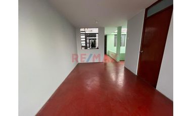 Venta De Casa 2 Pisos Urb. Manuel Arevalo