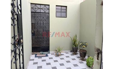 Venta De Casa 2 Pisos Urb. Manuel Arevalo