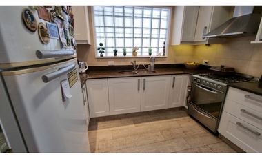 En venta casa de 4 ambientes con quincho y garaje. Barrio Chauvin.