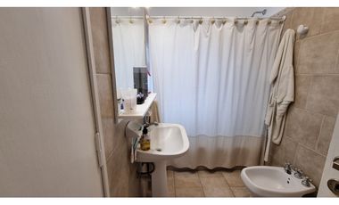 En venta casa de 4 ambientes con quincho y garaje. Barrio Chauvin.