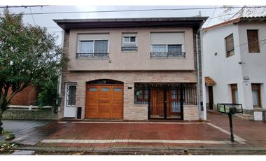 En venta casa de 4 ambientes con quincho y garaje. Barrio Chauvin.
