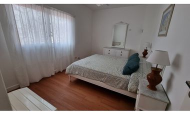 En venta casa de 4 ambientes con quincho y garaje. Barrio Chauvin.